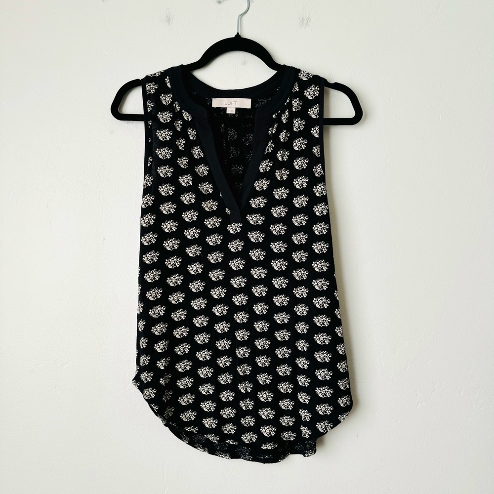 Loft Sleeveless V Neck Blouse black white floral detail woman’s XS